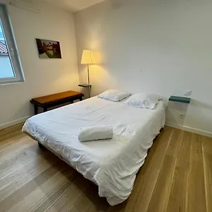 Privee Climatisee Avec Salle De Bains Partagee-le Sapin Séjour chez l'habitant